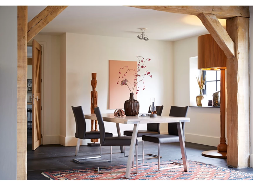 Sfeerfoto Eettafel Seven massief lichte eik poot RVS Bert Plantagie