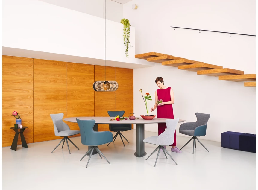 Sfeerfoto Eettafel Roman Table Talk kiezel organisch massief hout eik vergrijsd Bert Plantagie