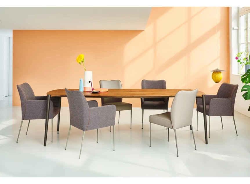 Sfeerfoto Eettafel Poppy massief hout Amerikaans noot Bert Plantagie