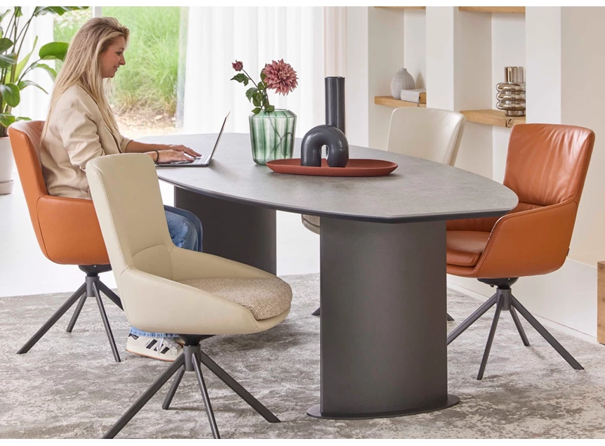 Sfeerfoto Eettafel Plato demi ovaal Dekton marmerlook Bert Plantagie