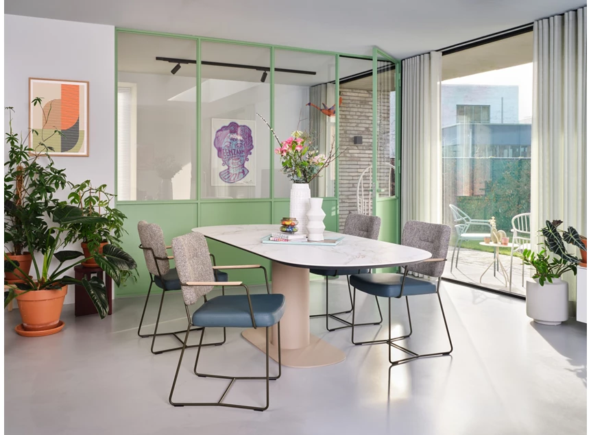 Sfeerfoto Eettafel Plat Ovaal Table Talk Dekton marmerlook Bert Plantagie