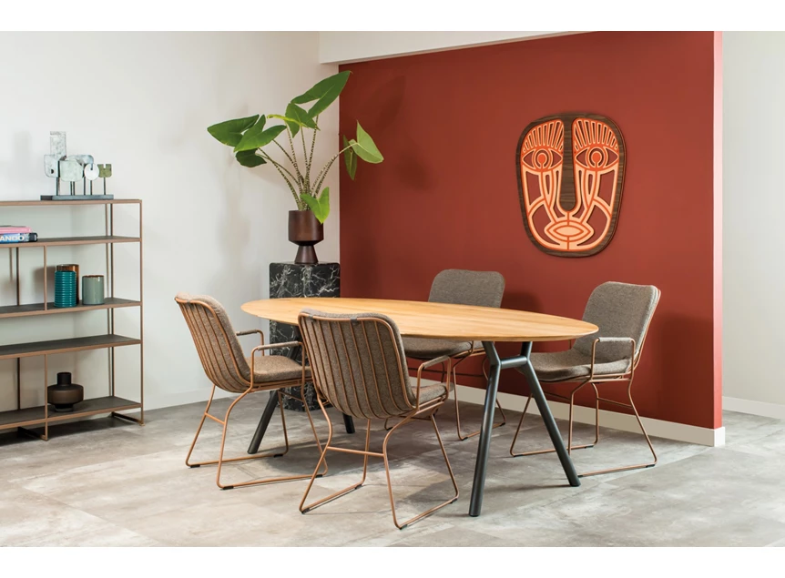 Sfeerfoto Eettafel Parade Table Talk ovaal massief hout eik natuur onderstel metaal Bert plantagie