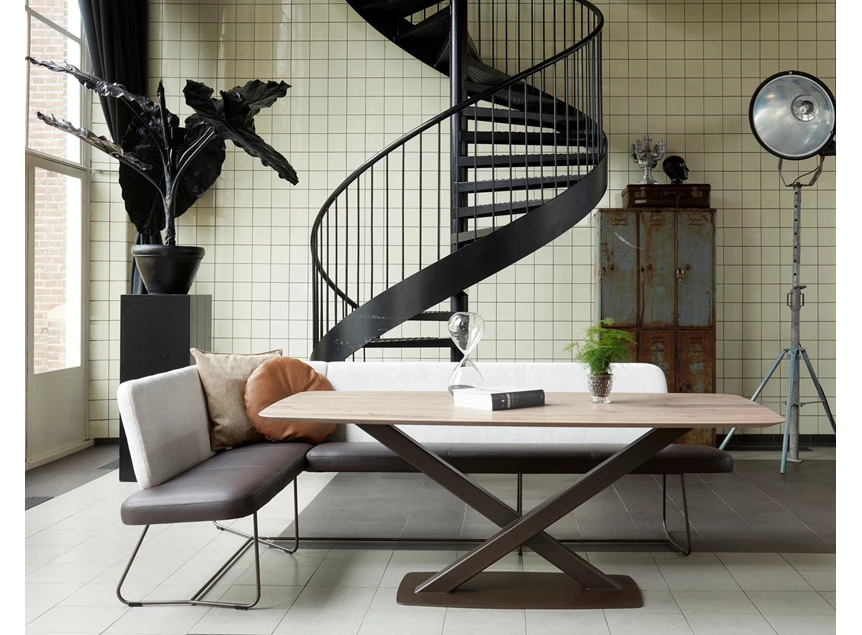 Eettafel Oxxi Table Talk bootvorm massief hout Amerikaans noot Bert Plantagie