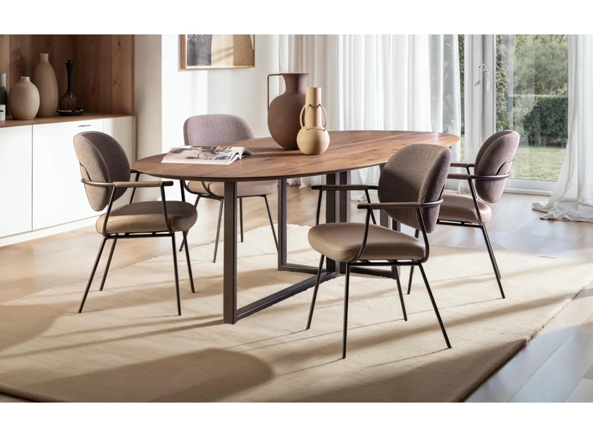Sfeerfoto Eettafel Eris ovaal massief hout Amerikaans noot afgeschuind Bert Plantagie
