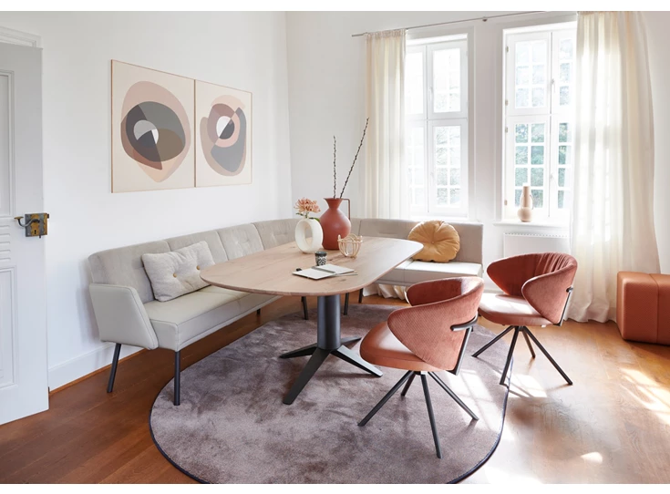 Sfeerfoto Eettafel Carve Table Talk plat ovaal massief eik white wash Bert Plantagie