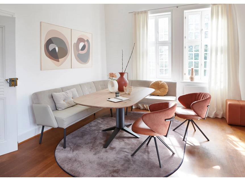 Sfeerfoto Eettafel Carve Table Talk plat ovaal massief eik white wash Bert Plantagie