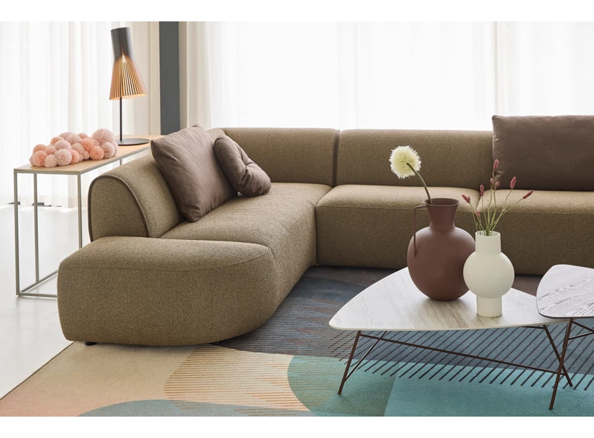 Detail dormeuse Hoeksalon Rozan met longchair island stof taupe Bert Plantagie