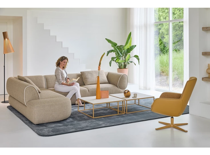Sfeerfoto Salon hoekzetel Rozan stof zand taupe Bert Plantagie