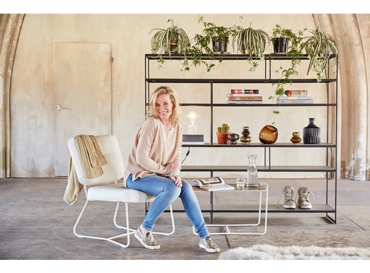 Sfeerfoto Bijzetzetel Kiko Plus K41 leder wit dubbele knoop Bert Plantagie