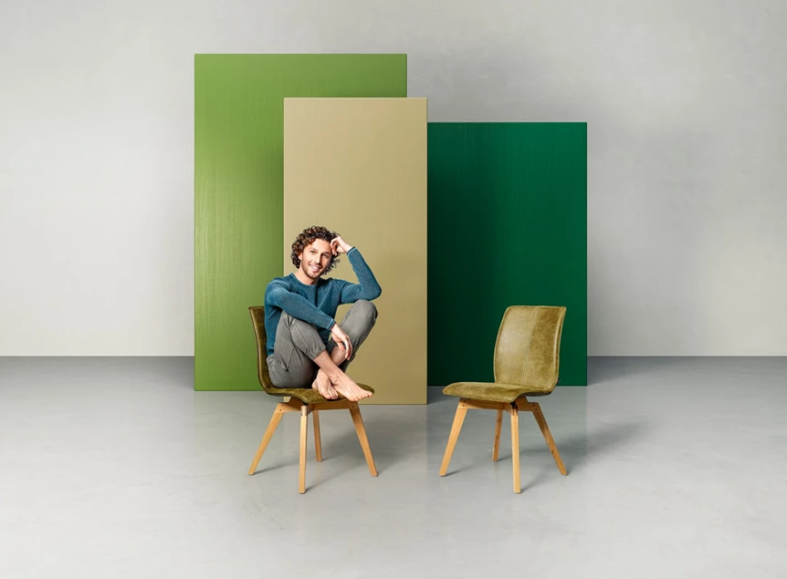 Sfeerfoto Stoel Tara Wood 815A microvezelleder olijfgroen stolpnaad Bert Plantagie