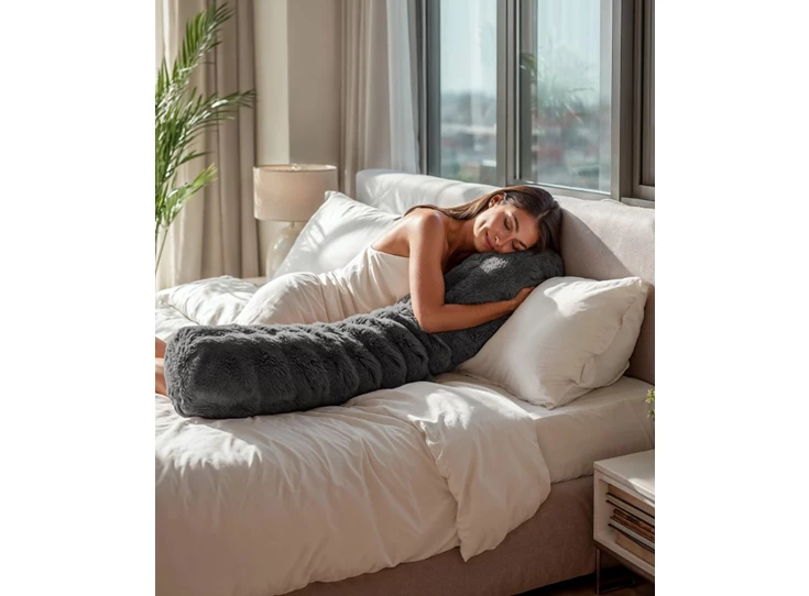 Bodypillow pompom antraciet 140x20 sfeerfoto