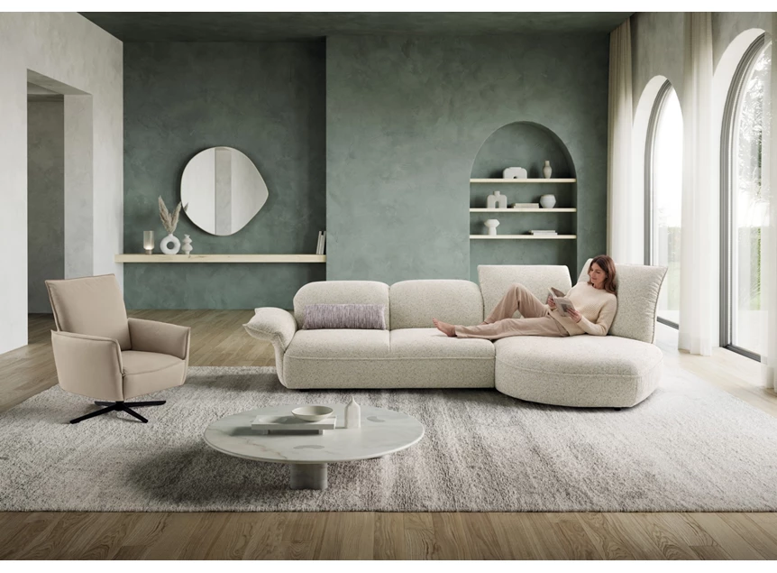 Sfeerfoto Salon Abby rond afsluitelement stof beige Koinor