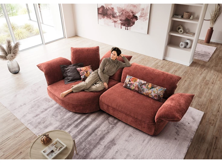 Sfeerfoto Compact Salon Abby rond afsluitelement stof rood Koinor