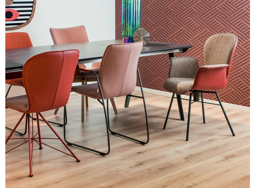 Sfeerfoto Armstoel Tara Slede 821A stof terracotta Bert Plantagie