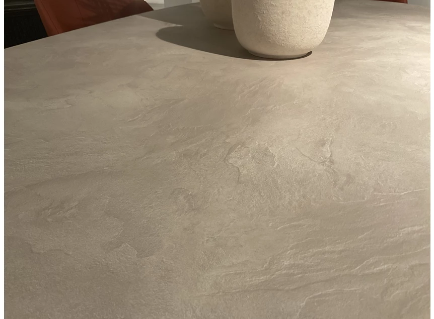 Detail Tafel Storq superellips HPL Sand Stone Bree's New World