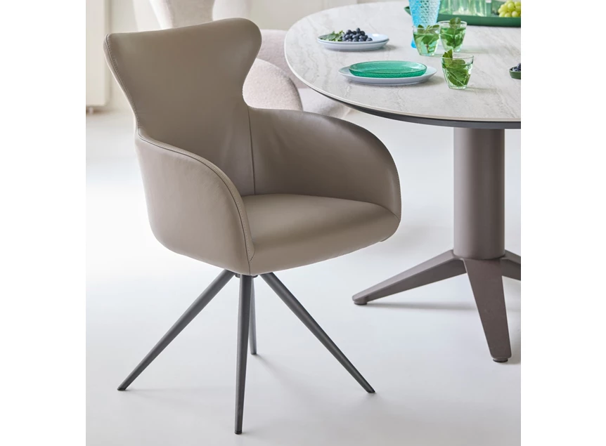 Detail Sfeerfoto Armstoel Nio Statief leder taupe Bert Plantagie