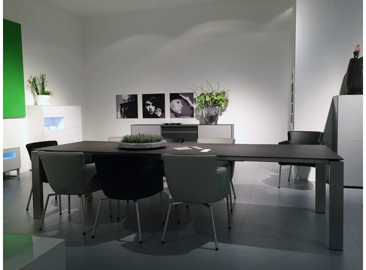 Sfeerfoto Verlengbare tafel TZV donker blad Karat Tables to Love