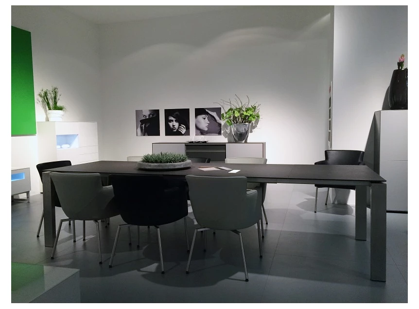 Sfeerfoto Verlengbare tafel TZV donker blad Karat Tables to Love