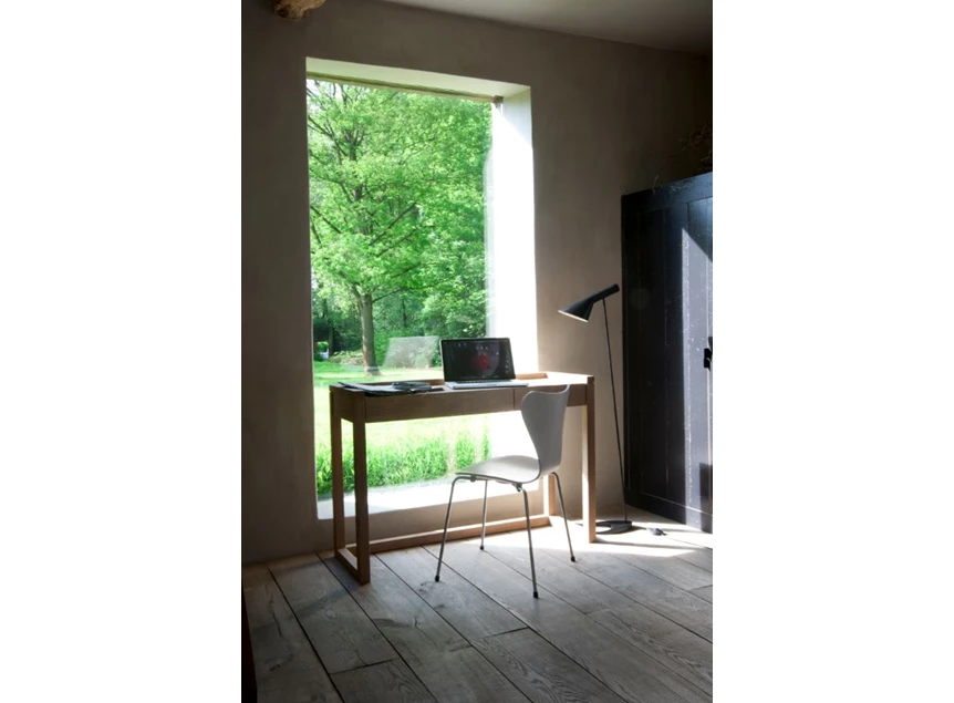 Oak Frame Desk Ethnicraft 50516 raam sfeerbeeld.jpg