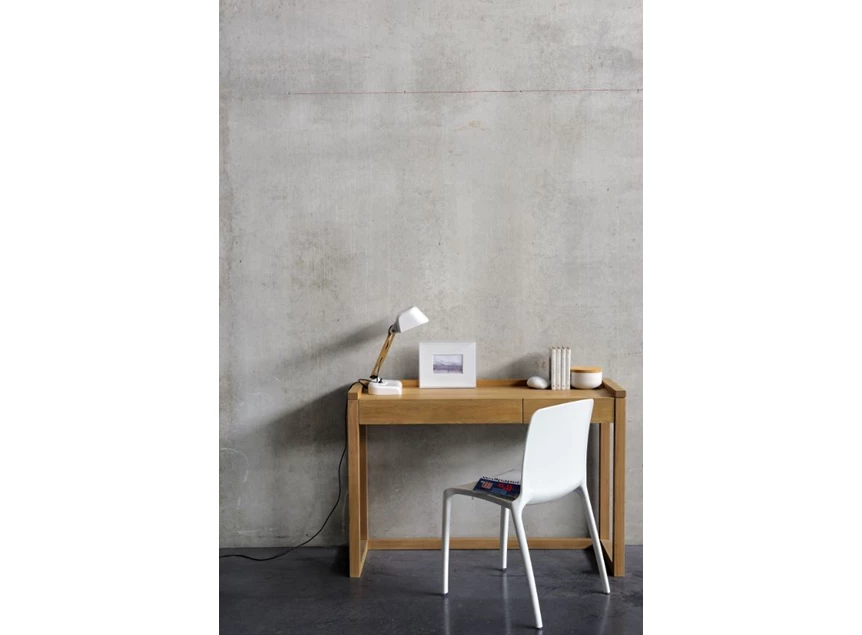 Oak Frame Desk Ethnicraft 50516 sfeerbeeld muur.jpg