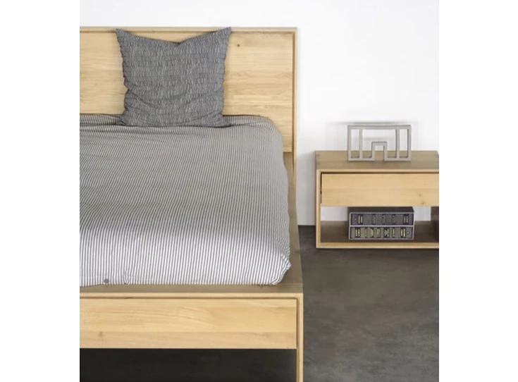 Oak Nordic II Bedside Table Ethnicraft sfeerbeeld naast bed.jpg