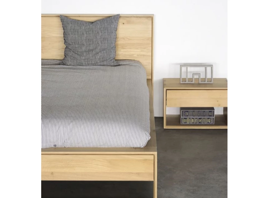 Oak Nordic II Bedside Table Ethnicraft sfeerbeeld naast bed.jpg